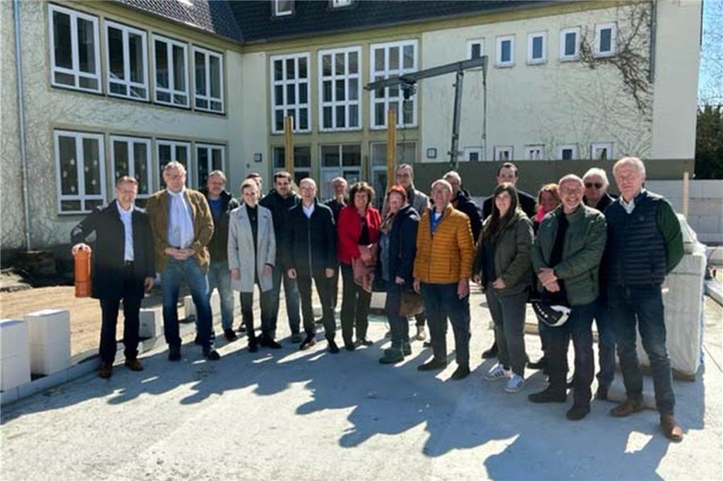 Anbau der Overbergschule geht voran: Stadt kündigt Ende der Bauarbeiten an Unter Beteiligung von Vertretungen des Städtischen Gymnasiums Selm und der OGS-Betreuung, Verwaltung, Politik und beauftragter Firmen wurde der Grundstein für das Erweiterungsgebäude der Overbergschule gesetzt.