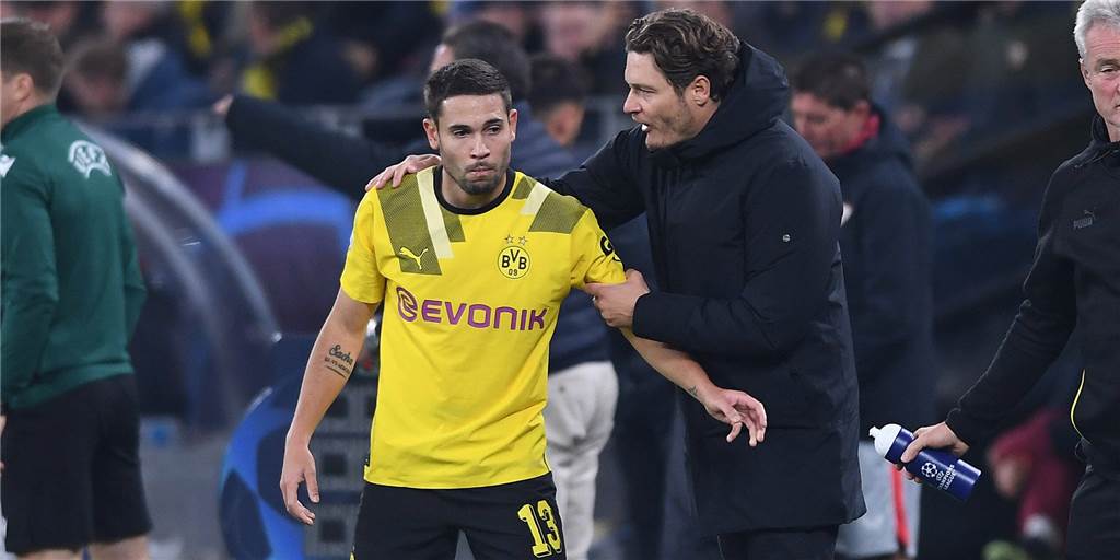 BVB-Linksverteidigung: Was sie zur Achillesferse macht Edin Terzic gibt Raphael Guerreiro Anweisungen.