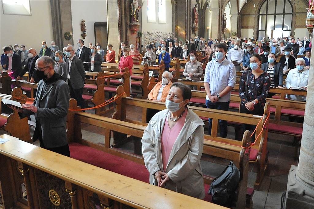 Abschied von Pfarrer Winfried Grohsmann: „Gott ist größer als jede Religion“ Unter Corona-Bedingungen voll besetzt waren am Sonntag die Kirchenbänke in St. Lambertus.