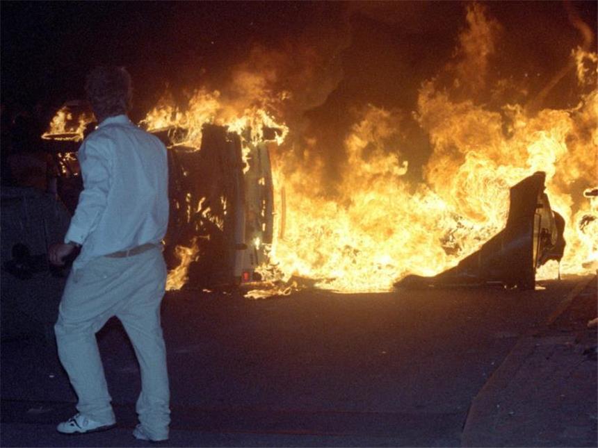 Rostock gedenkt rassistischer Krawalle in Lichtenhagen Unter dem Beifall von Anwohnern griffen Hunderte Randalierer, darunter viele Neonazis, das Haus mit Brandsätzen an. Foto: Bernd Wüstneck