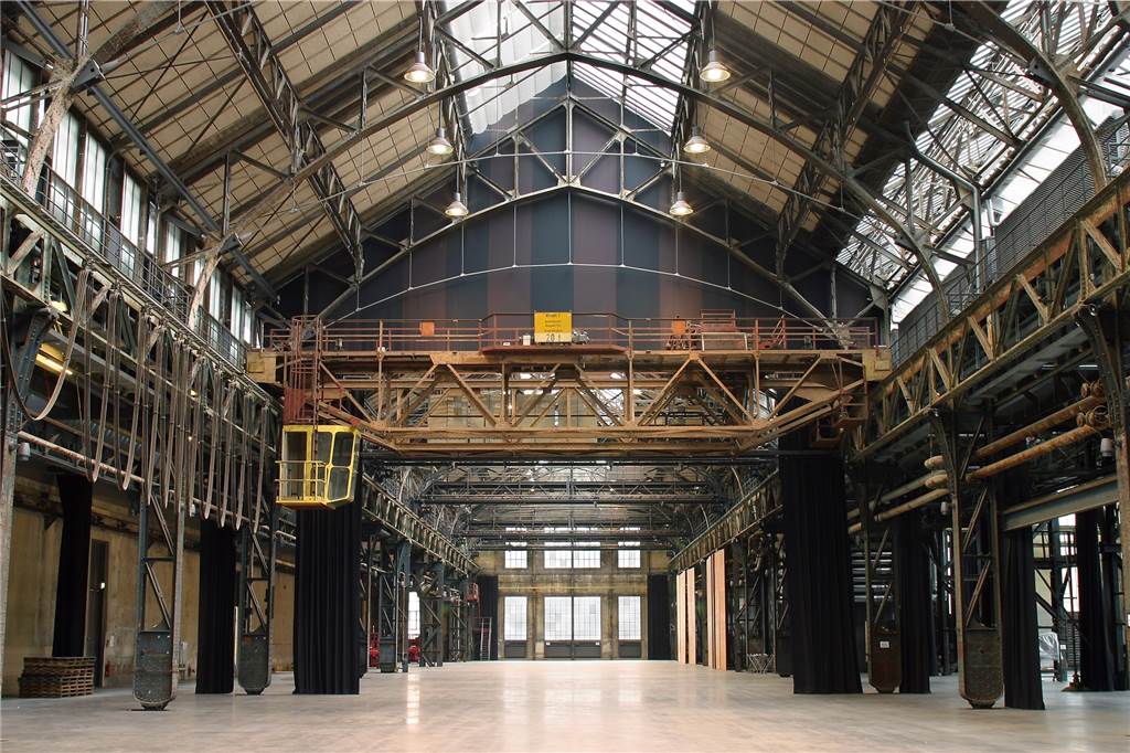 Heiß auf Eis? Die besten Schlittschuhbahnen im Winter 2022/23 die leere bochumer jahrhunderthalle