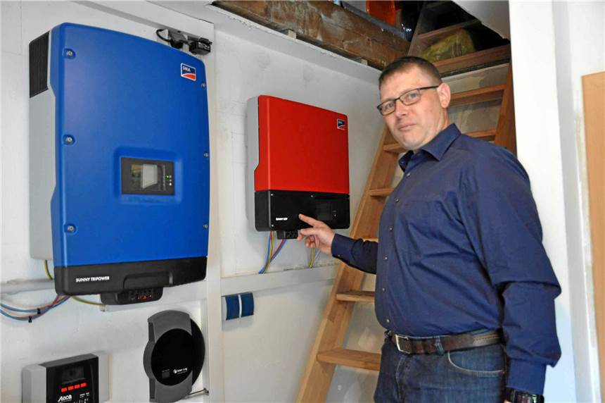 Markus Lieder hat sein Reihenhaus zum Sonnenkraftwerk umgebaut Unter dem Dach des kleinen Reihenhauses verbirgt sich die Steuerungstechnik der Solarstromanlage. Denn einen Keller gibt es nicht.