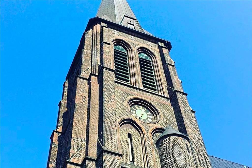 Antisemitismus-Ausstellung „Du Jude!“: Polizeischutz fürs Glashaus Unter dem Kirchturm von St. Antonius startet die Gedenkveranstaltung zur Pogromnacht.