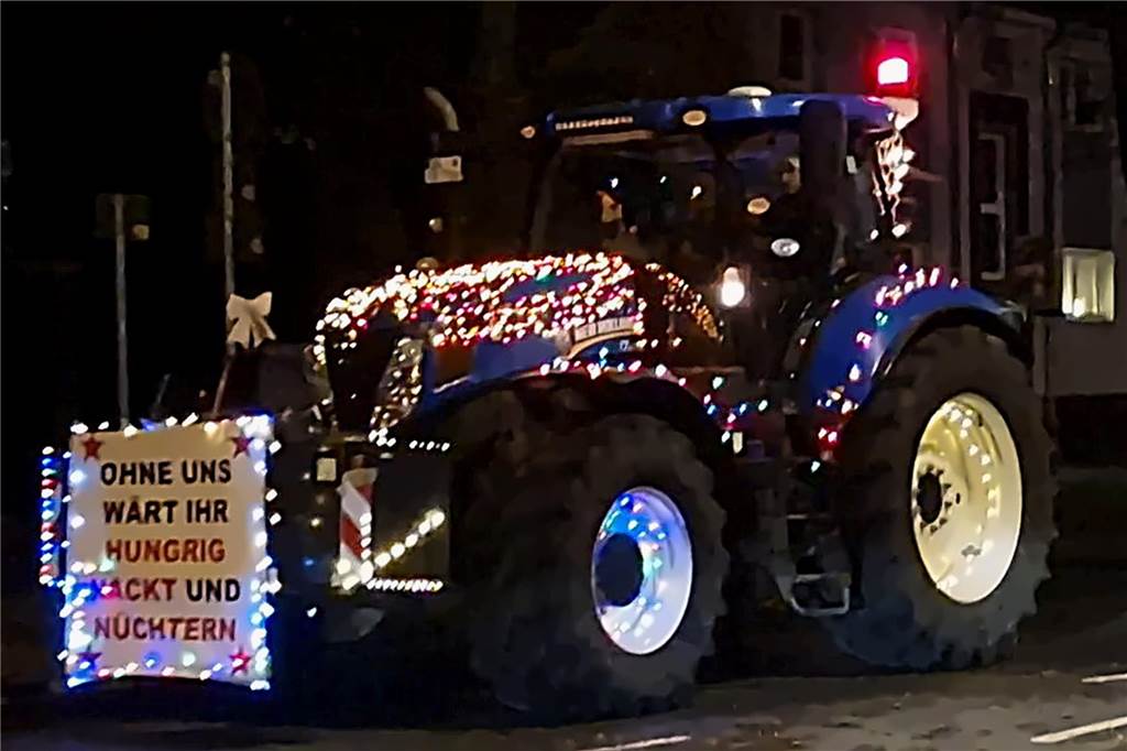 Die schönsten Bilder der Lichterfahrt: Weihnachtlich geschmückte Trecker begeistern