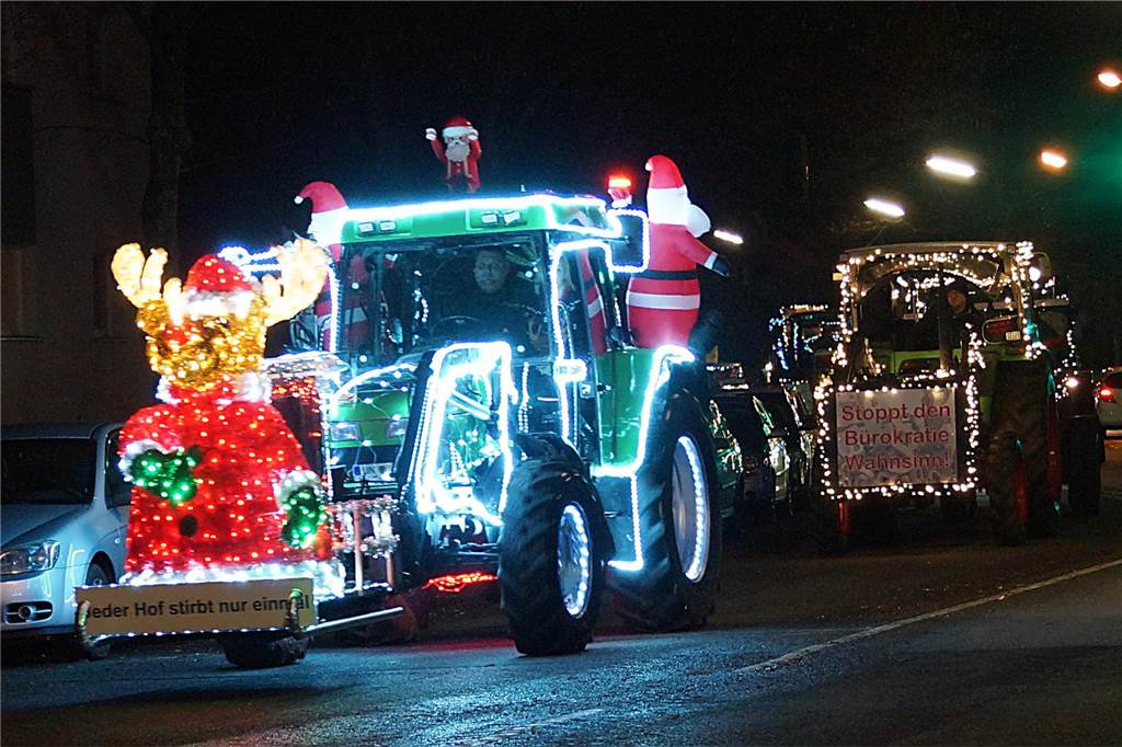 Die schönsten Bilder der Lichterfahrt: Weihnachtlich geschmückte Trecker begeistern