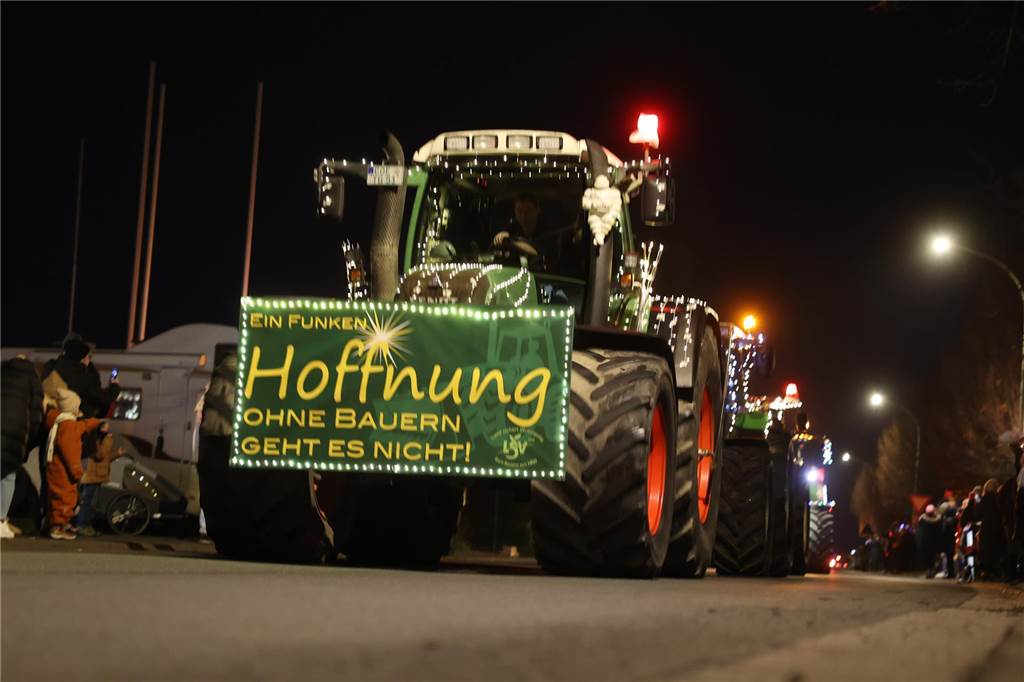 Lichterfahrt in Olfen findet 2024 nicht statt: Absage hat mehrere Gründe Ein Traktor mit einem Demonstrationsplakat