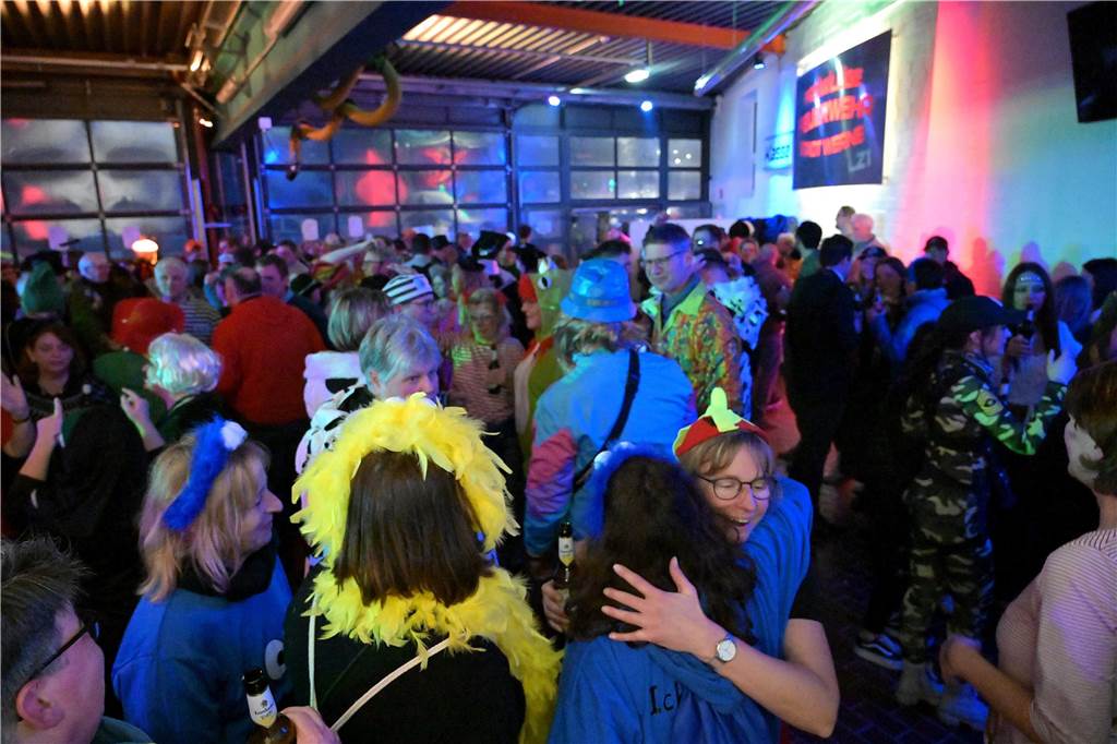 Rosenmontagsparty bei der Feuerwehr: Die besten Bilder des Abends Eine kostümierte Menge bei der Feuerwehr in Werne feiert Karneval.