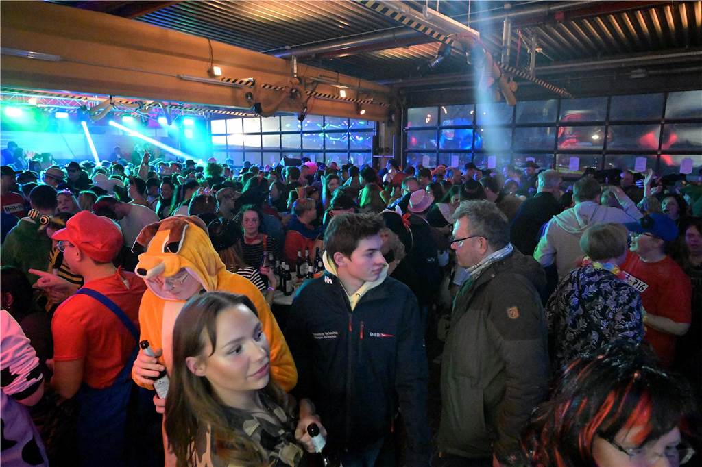 Eine kostümierte Menge bei der Feuerwehr in Werne feiert Karneval.
