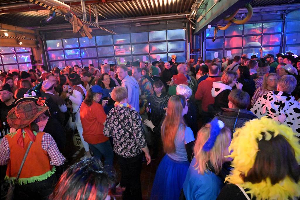 Eine kostümierte Menge bei der Feuerwehr in Werne feiert Karneval.