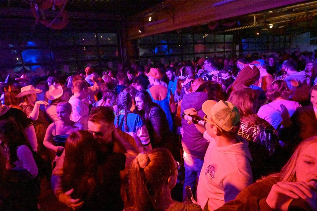 Eine kostümierte Menge bei der Feuerwehr in Werne feiert Karneval.
