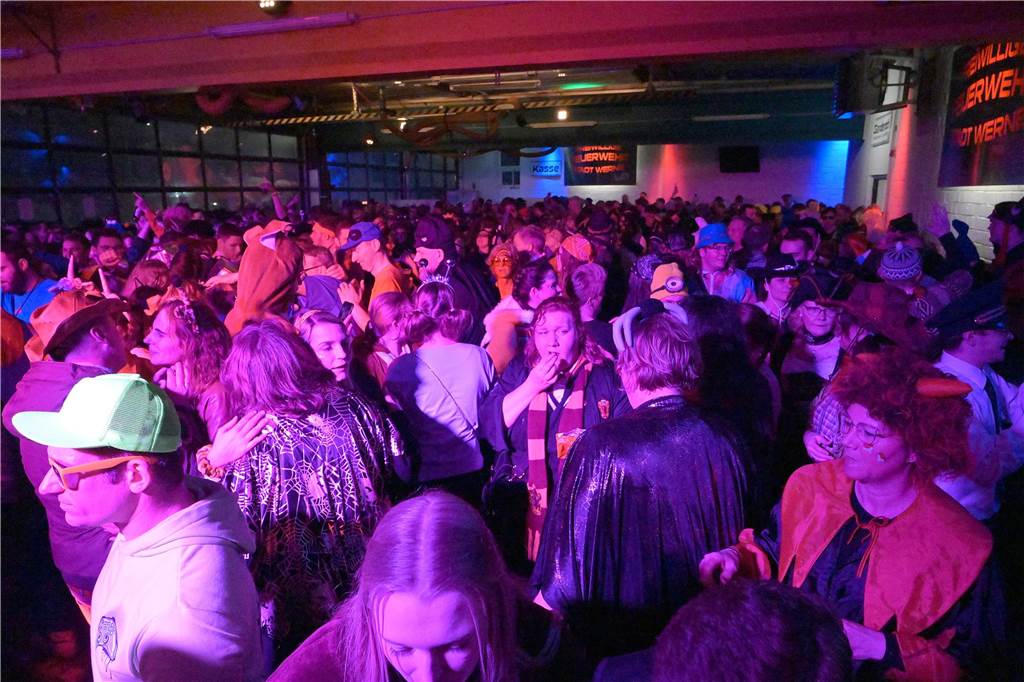 Eine kostümierte Menge bei der Feuerwehr in Werne feiert Karneval.