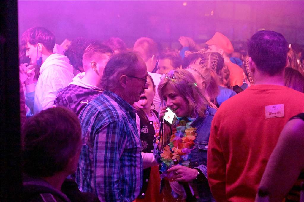 Eine kostümierte Menge bei der Feuerwehr in Werne feiert Karneval.