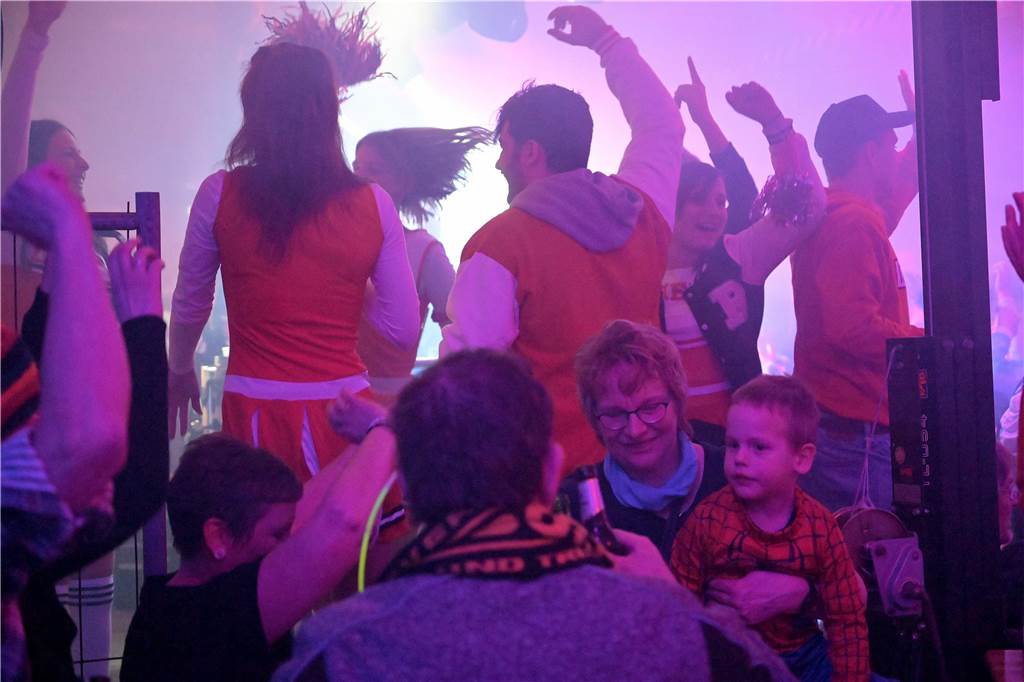 Eine kostümierte Menge bei der Feuerwehr in Werne feiert Karneval.