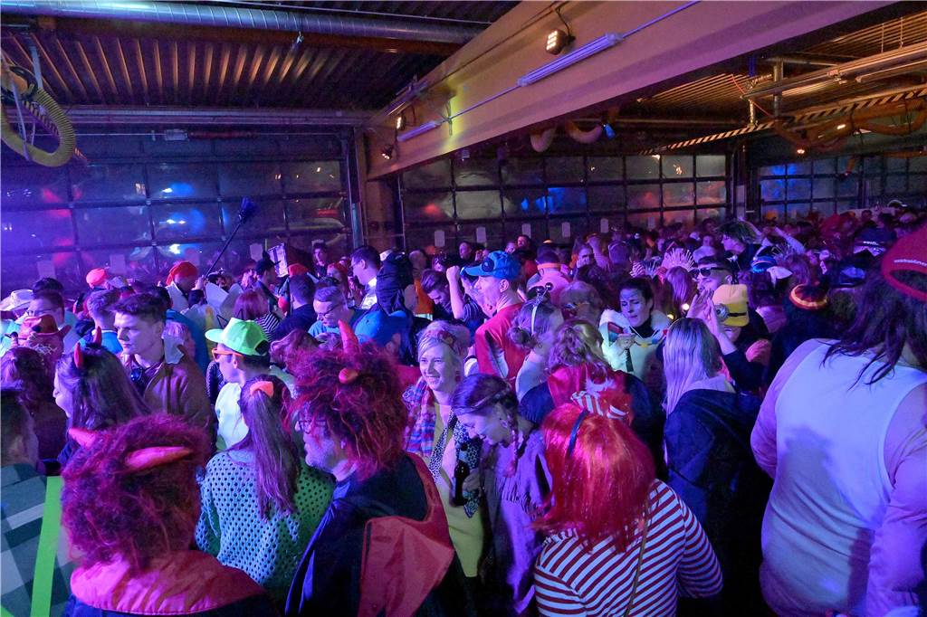 Eine kostümierte Menge bei der Feuerwehr in Werne feiert Karneval.