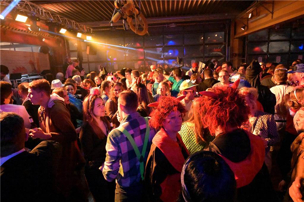 Eine kostümierte Menge bei der Feuerwehr in Werne feiert Karneval.