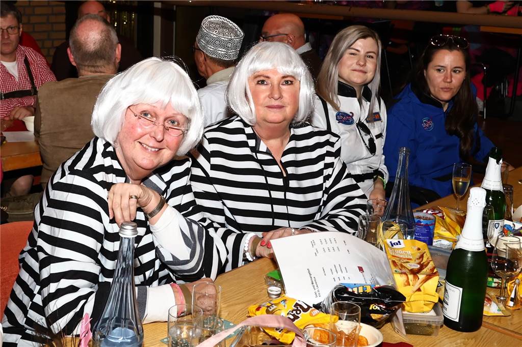Unter dem Motto „Karneval ist einmal im Jahr, putz dich raus du bist ein Star“ verwandelte sich am Freitagabend , 21. Feburar 2025, das Pfarrheim St. Laurentius in ein närrisches Tollhaus.