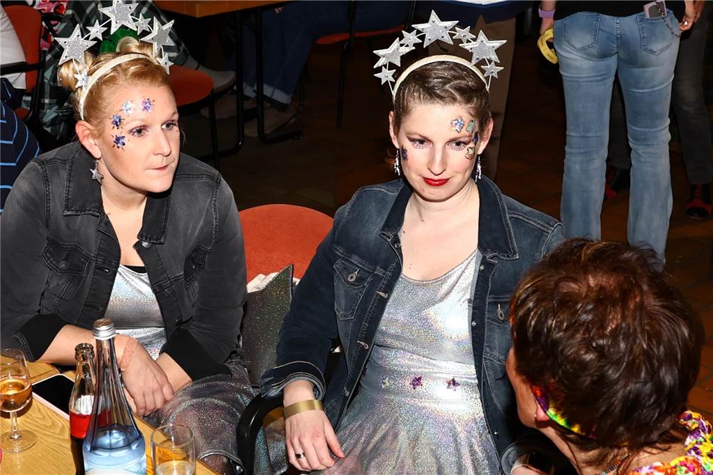 Unter dem Motto „Karneval ist einmal im Jahr, putz dich raus du bist ein Star“ verwandelte sich am Freitagabend , 21. Feburar 2025, das Pfarrheim St. Laurentius in ein närrisches Tollhaus.