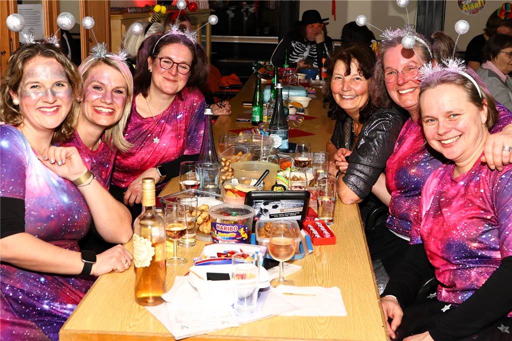 Unter dem Motto „Karneval ist einmal im Jahr, putz dich raus du bist ein Star“ verwandelte sich am Freitagabend , 21. Feburar 2025, das Pfarrheim St. Laurentius in ein närrisches Tollhaus.
