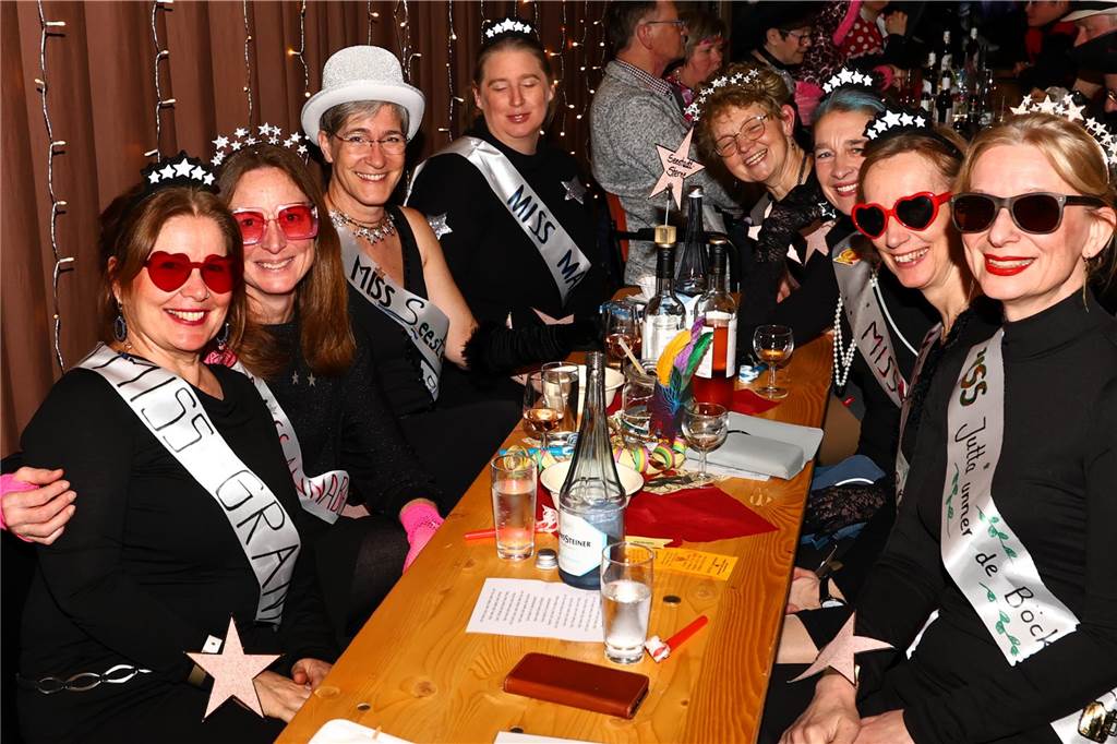 Unter dem Motto „Karneval ist einmal im Jahr, putz dich raus du bist ein Star“ verwandelte sich am Freitagabend , 21. Feburar 2025, das Pfarrheim St. Laurentius in ein närrisches Tollhaus.