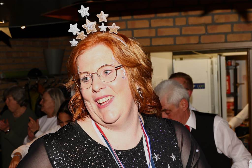 Unter dem Motto „Karneval ist einmal im Jahr, putz dich raus du bist ein Star“ verwandelte sich am Freitagabend , 21. Feburar 2025, das Pfarrheim St. Laurentius in ein närrisches Tollhaus.