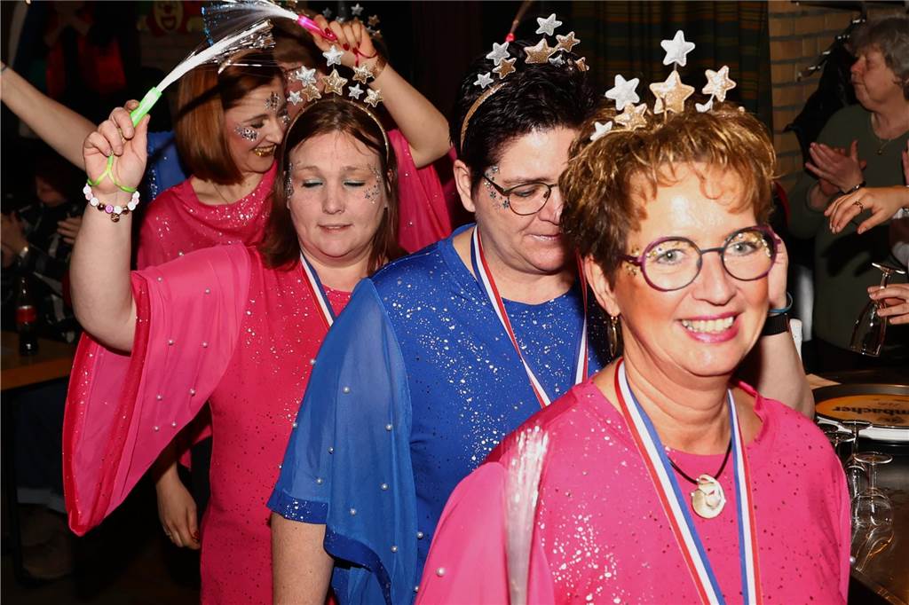 Unter dem Motto „Karneval ist einmal im Jahr, putz dich raus du bist ein Star“ verwandelte sich am Freitagabend , 21. Feburar 2025, das Pfarrheim St. Laurentius in ein närrisches Tollhaus.