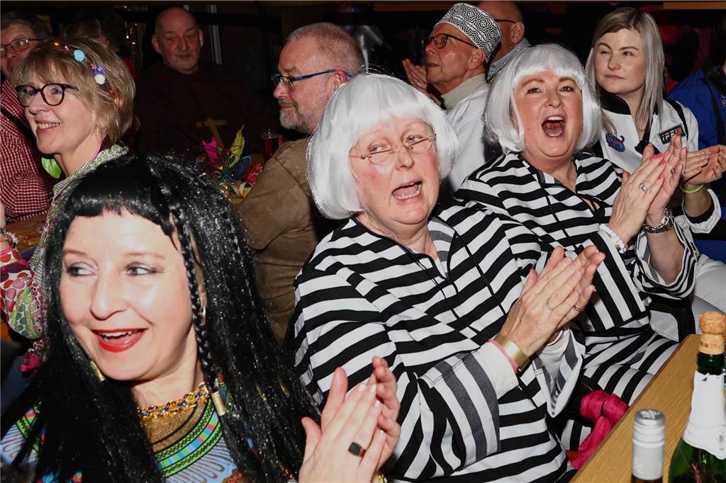 Unter dem Motto „Karneval ist einmal im Jahr, putz dich raus du bist ein Star“ verwandelte sich am Freitagabend , 21. Feburar 2025, das Pfarrheim St. Laurentius in ein närrisches Tollhaus.