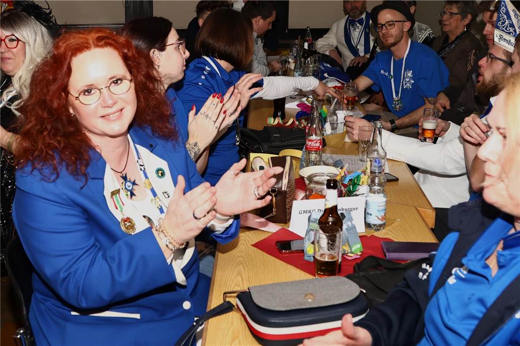 Unter dem Motto „Karneval ist einmal im Jahr, putz dich raus du bist ein Star“ verwandelte sich am Freitagabend , 21. Feburar 2025, das Pfarrheim St. Laurentius in ein närrisches Tollhaus.