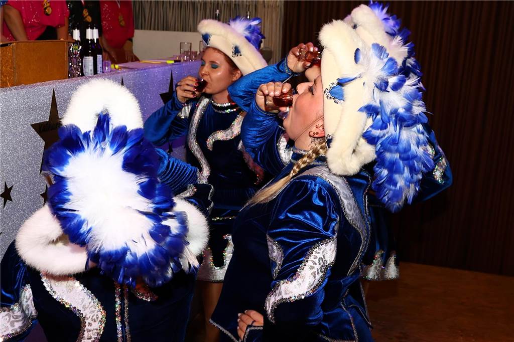 Unter dem Motto „Karneval ist einmal im Jahr, putz dich raus du bist ein Star“ verwandelte sich am Freitagabend , 21. Feburar 2025, das Pfarrheim St. Laurentius in ein närrisches Tollhaus.