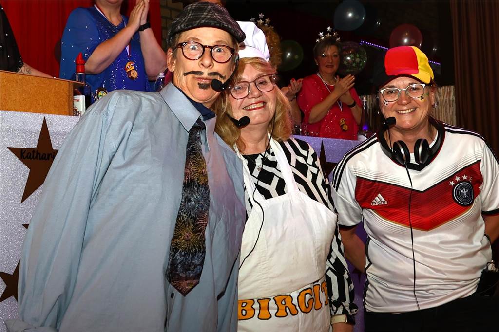 Unter dem Motto „Karneval ist einmal im Jahr, putz dich raus du bist ein Star“ verwandelte sich am Freitagabend , 21. Feburar 2025, das Pfarrheim St. Laurentius in ein närrisches Tollhaus.