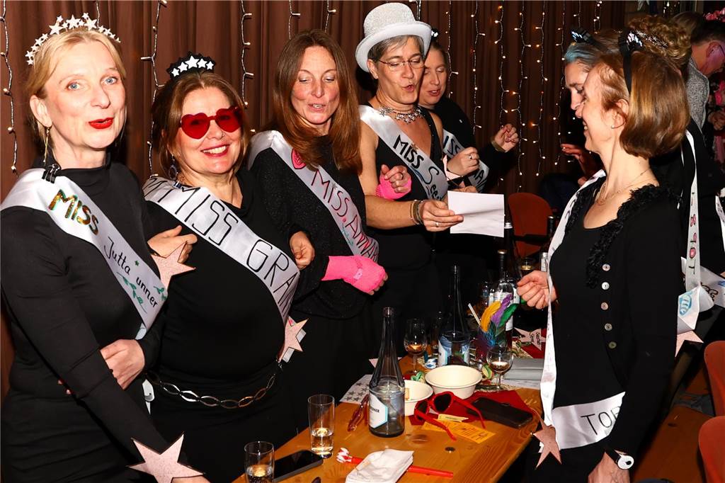 Unter dem Motto „Karneval ist einmal im Jahr, putz dich raus du bist ein Star“ verwandelte sich am Freitagabend , 21. Feburar 2025, das Pfarrheim St. Laurentius in ein närrisches Tollhaus.
