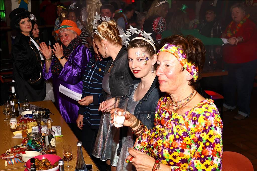 Unter dem Motto „Karneval ist einmal im Jahr, putz dich raus du bist ein Star“ verwandelte sich am Freitagabend , 21. Feburar 2025, das Pfarrheim St. Laurentius in ein närrisches Tollhaus.
