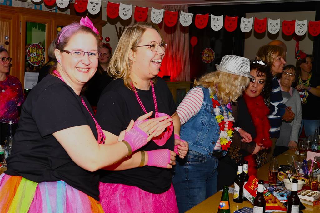 Unter dem Motto „Karneval ist einmal im Jahr, putz dich raus du bist ein Star“ verwandelte sich am Freitagabend , 21. Feburar 2025, das Pfarrheim St. Laurentius in ein närrisches Tollhaus.