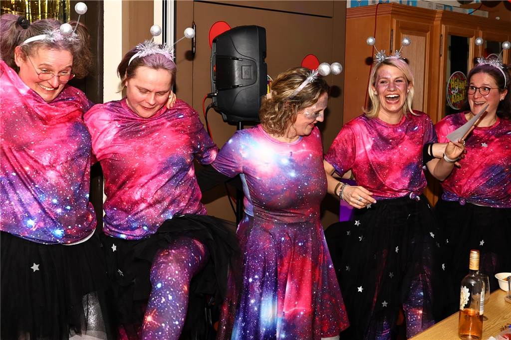 Unter dem Motto „Karneval ist einmal im Jahr, putz dich raus du bist ein Star“ verwandelte sich am Freitagabend , 21. Feburar 2025, das Pfarrheim St. Laurentius in ein närrisches Tollhaus.