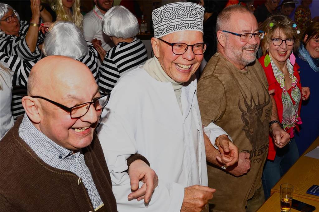 Unter dem Motto „Karneval ist einmal im Jahr, putz dich raus du bist ein Star“ verwandelte sich am Freitagabend , 21. Feburar 2025, das Pfarrheim St. Laurentius in ein närrisches Tollhaus.