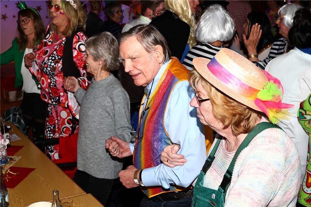 Unter dem Motto „Karneval ist einmal im Jahr, putz dich raus du bist ein Star“ verwandelte sich am Freitagabend , 21. Feburar 2025, das Pfarrheim St. Laurentius in ein närrisches Tollhaus.