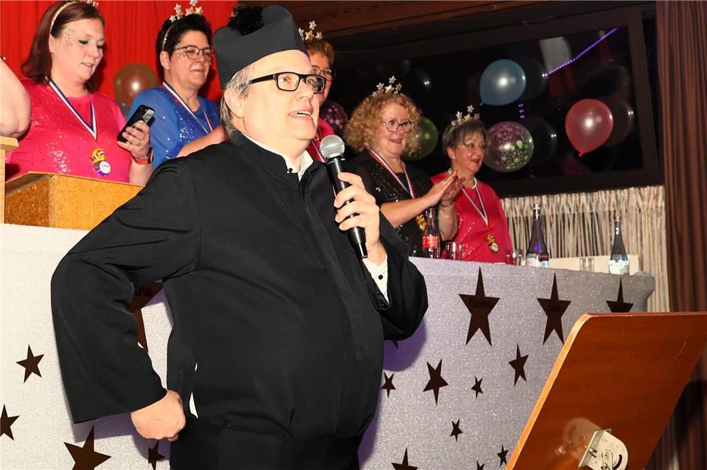 Unter dem Motto „Karneval ist einmal im Jahr, putz dich raus du bist ein Star“ verwandelte sich am Freitagabend , 21. Feburar 2025, das Pfarrheim St. Laurentius in ein närrisches Tollhaus.