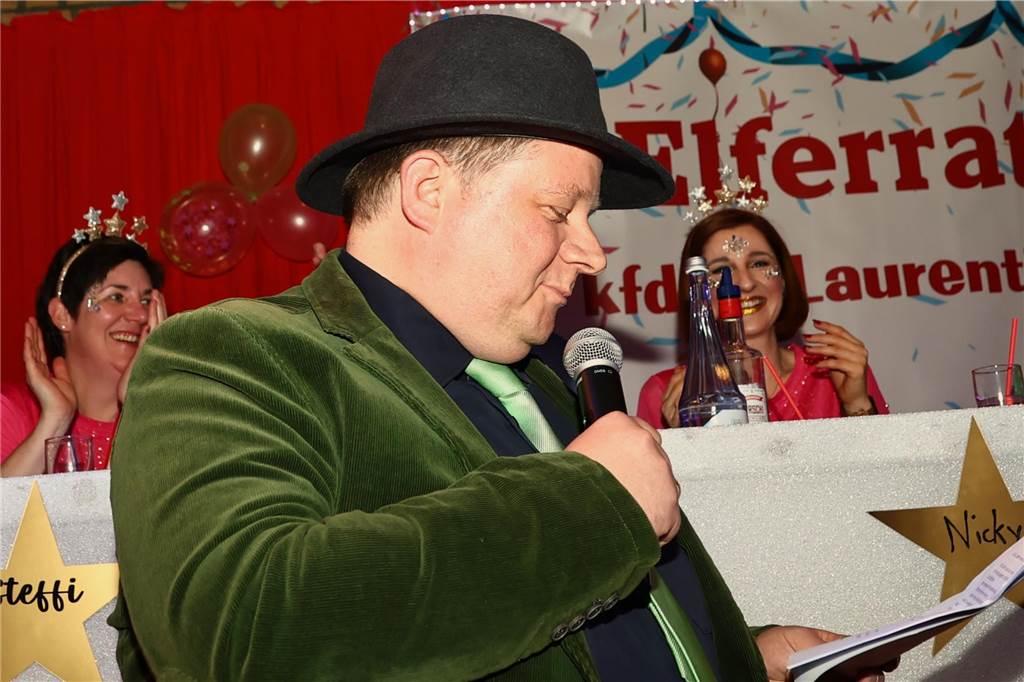 Unter dem Motto „Karneval ist einmal im Jahr, putz dich raus du bist ein Star“ verwandelte sich am Freitagabend , 21. Feburar 2025, das Pfarrheim St. Laurentius in ein närrisches Tollhaus.