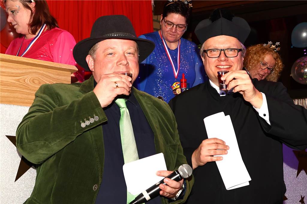 Unter dem Motto „Karneval ist einmal im Jahr, putz dich raus du bist ein Star“ verwandelte sich am Freitagabend , 21. Feburar 2025, das Pfarrheim St. Laurentius in ein närrisches Tollhaus.