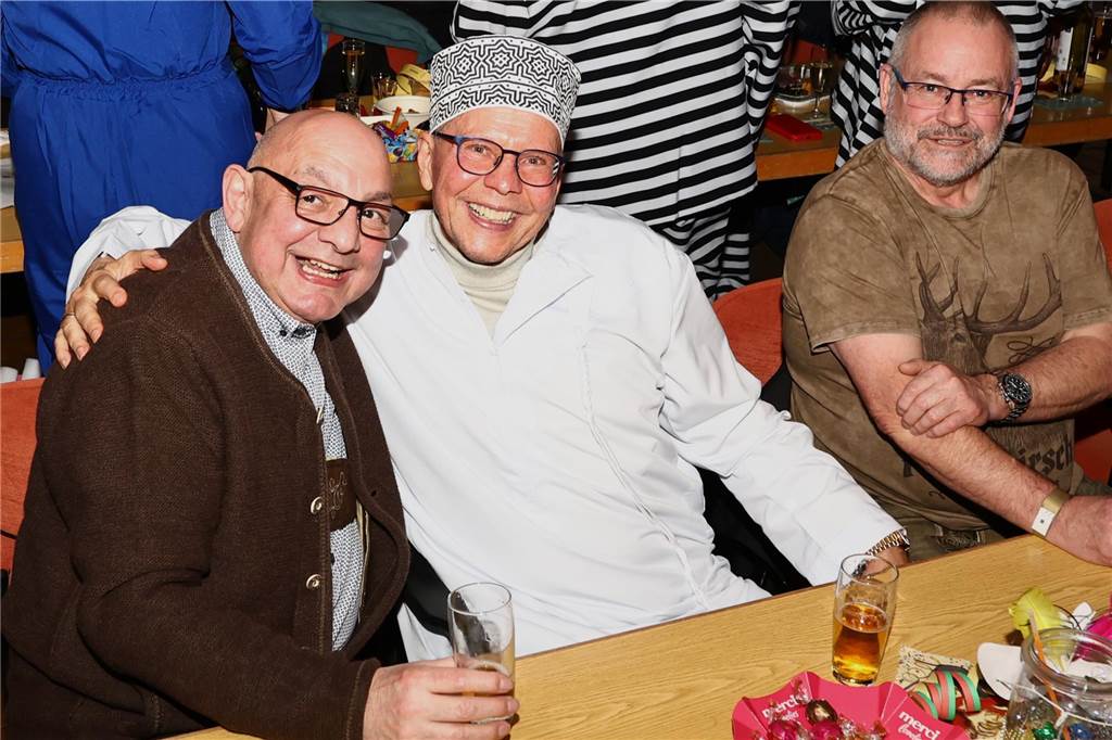 Unter dem Motto „Karneval ist einmal im Jahr, putz dich raus du bist ein Star“ verwandelte sich am Freitagabend , 21. Feburar 2025, das Pfarrheim St. Laurentius in ein närrisches Tollhaus.