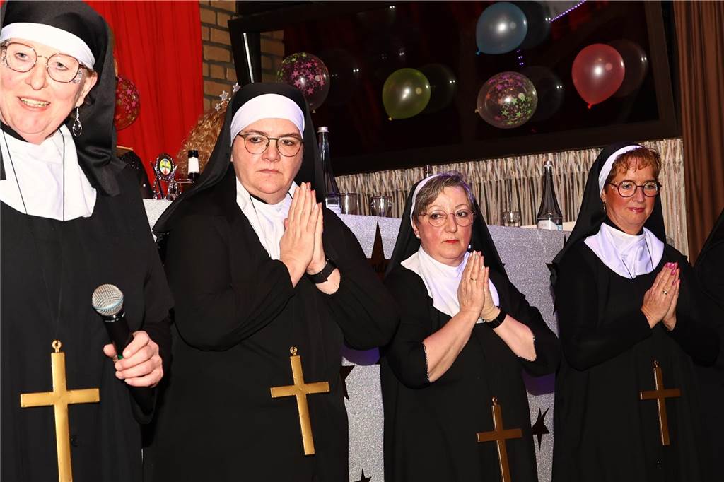 Unter dem Motto „Karneval ist einmal im Jahr, putz dich raus du bist ein Star“ verwandelte sich am Freitagabend , 21. Feburar 2025, das Pfarrheim St. Laurentius in ein närrisches Tollhaus.