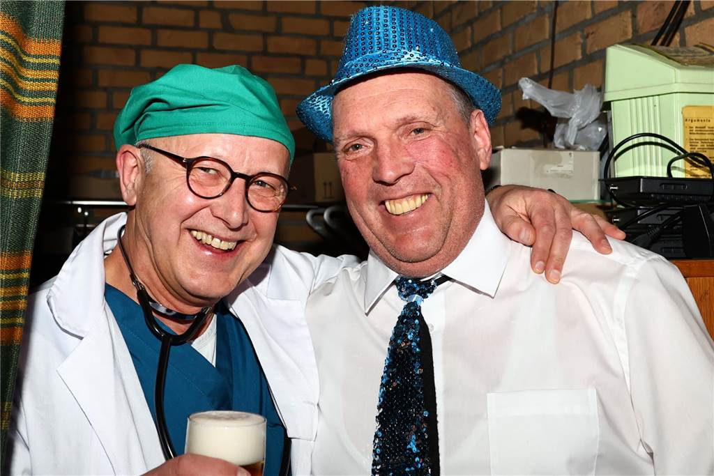 Unter dem Motto „Karneval ist einmal im Jahr, putz dich raus du bist ein Star“ verwandelte sich am Freitagabend , 21. Feburar 2025, das Pfarrheim St. Laurentius in ein närrisches Tollhaus.