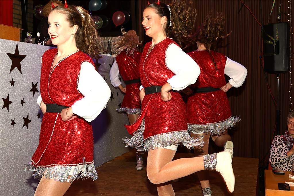 Unter dem Motto „Karneval ist einmal im Jahr, putz dich raus du bist ein Star“ verwandelte sich am Freitagabend , 21. Feburar 2025, das Pfarrheim St. Laurentius in ein närrisches Tollhaus.