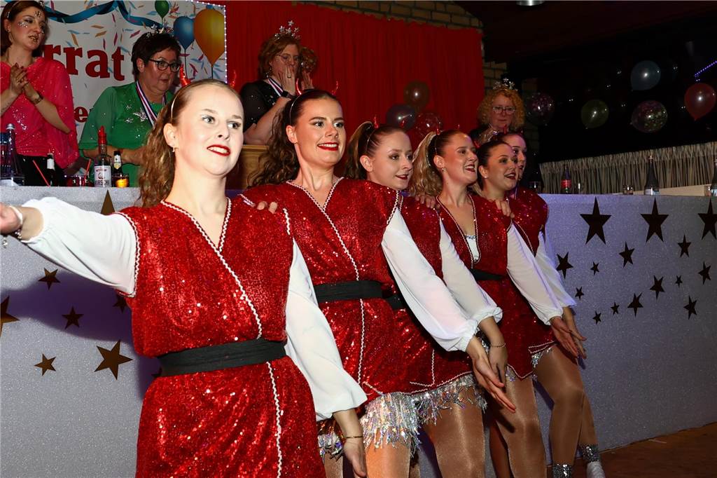 Unter dem Motto „Karneval ist einmal im Jahr, putz dich raus du bist ein Star“ verwandelte sich am Freitagabend , 21. Feburar 2025, das Pfarrheim St. Laurentius in ein närrisches Tollhaus.