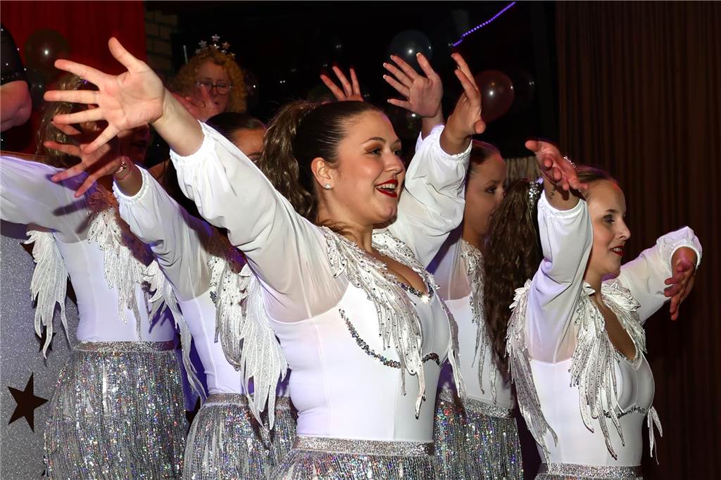 Unter dem Motto „Karneval ist einmal im Jahr, putz dich raus du bist ein Star“ verwandelte sich am Freitagabend , 21. Feburar 2025, das Pfarrheim St. Laurentius in ein närrisches Tollhaus.
