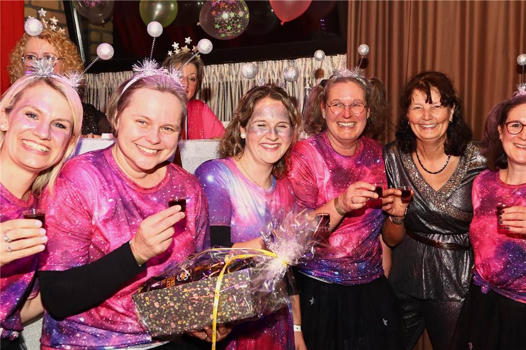 Unter dem Motto „Karneval ist einmal im Jahr, putz dich raus du bist ein Star“ verwandelte sich am Freitagabend , 21. Feburar 2025, das Pfarrheim St. Laurentius in ein närrisches Tollhaus.
