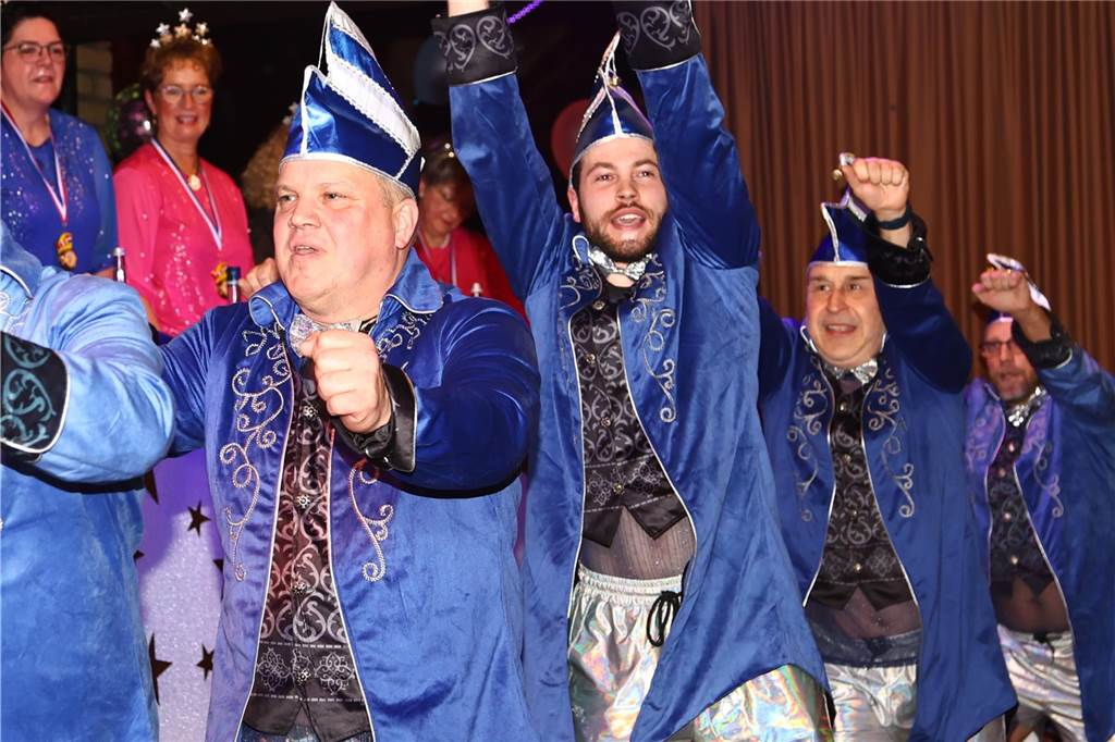 Unter dem Motto „Karneval ist einmal im Jahr, putz dich raus du bist ein Star“ verwandelte sich am Freitagabend , 21. Feburar 2025, das Pfarrheim St. Laurentius in ein närrisches Tollhaus.