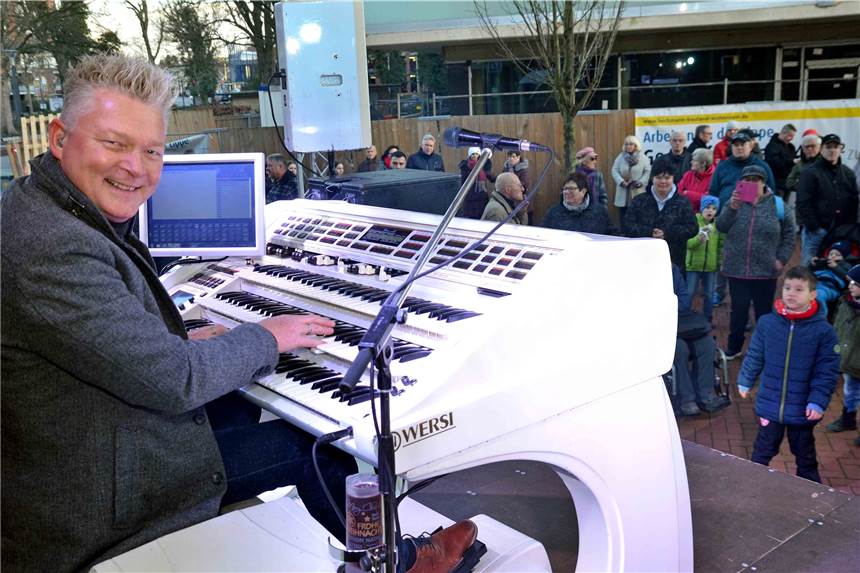 Unter dem Motto „Winter-Wunder-Welt“ sorgte am Samstag (21.12) Björn van Andel an seiner weißen Orgel auf dem Weihnachtsmarkt für gute Unterhaltung.