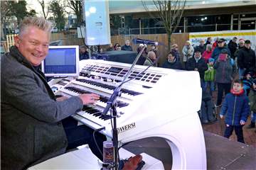 Unter dem Motto „Winter-Wunder-Welt“ sorgte am Samstag (21.12) Björn van Andel an seiner weißen Orgel auf dem Weihnachtsmarkt für gute Unterhaltung.