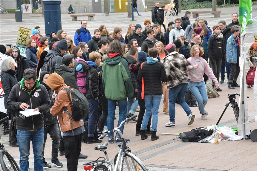 Fridays For Future zieht zum Jahrestag durch die Dortmunder City Unter dem Pavillon am rechten Bildrand spielte eine Band, davor tanzten einige der rund 100 Teilnehmer.