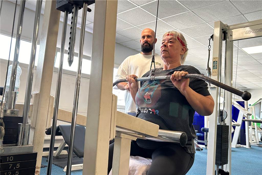Tosca Heier macht Übungen im No-Limit-Fitness-Studio. An ihrer Seite steht Sergio Maestro.